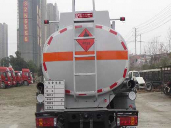 国六一汽解放8.15方小型加油车